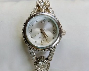 Elegant Crystals / Rhinestones Vintage unbranded Silver tone Watch Bracelet. Working Condition, New Battery