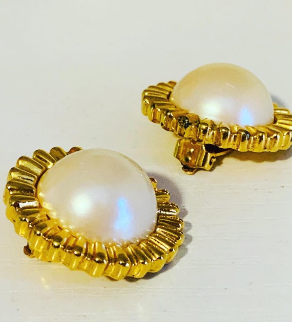 Pearl Earrings Vintage Gold White sunflower ename… - image 1