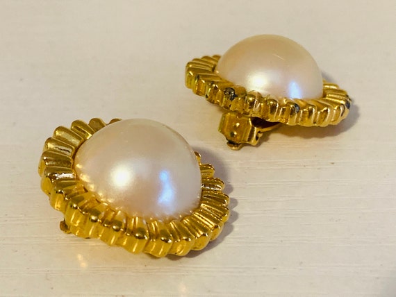 Pearl Earrings Vintage Gold White sunflower ename… - image 4