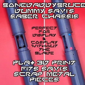 Puede incluir: Dos chasis de sable de luz grises impresos en 3D. El texto en la imagen dice "BONEVAVVYBRUCE VUMMY SAVI'S SABER CHASSIS", "PERFECT FOR DISPLAY & COSPLAY WITHOUT THE BLADE" y "PLA+ 3D PRINT FITS SAVI'S SCRAP METAL PIECES".