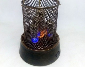 Handgemaakte tafellamp gemaakt met oude Sovjet-radiobuizen. Zolderlamp. Industriële stijl. Steampunk.