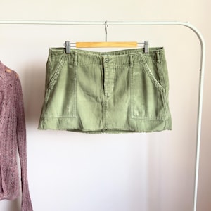 american eagle cotton micro mini skirt · army green cargo mini skirt · distressed cargo micro mini skirt · short low rise 2000s skirt · l/xl