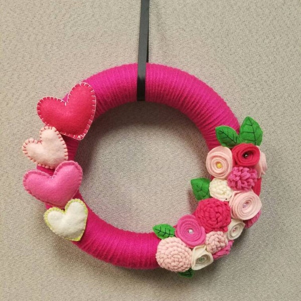 Valentines day door hanger, felt flowers and hearts on yarn hanger, valentine's day decoration, valentine's day wreath, wall decoration