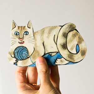 Jugando Cat Art Magnet OOAK, decoración de cocina original pintada a mano para los amantes de los gatos, imán del refrigerador