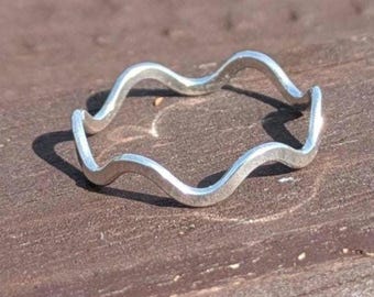 Recycled sterling silver wavy plain band ring