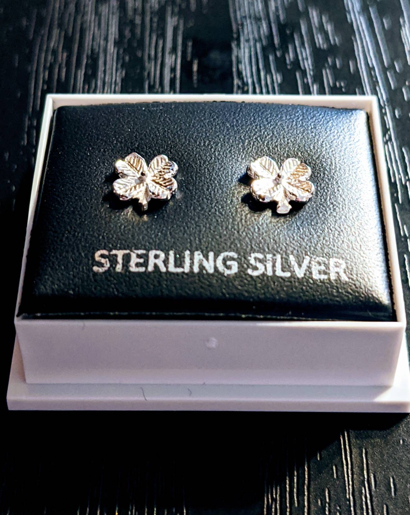 Accessorize - Orecchini a bottone in argento sterling 925 a forma di quadrifoglio
