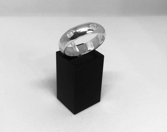 Zwaargewicht sterlingzilveren bandring: gemerkte D-vorm trouwring van gerecycled zilver.