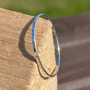 1 mm hamrad stapelbar ring i sterlingsilver. Glitterring