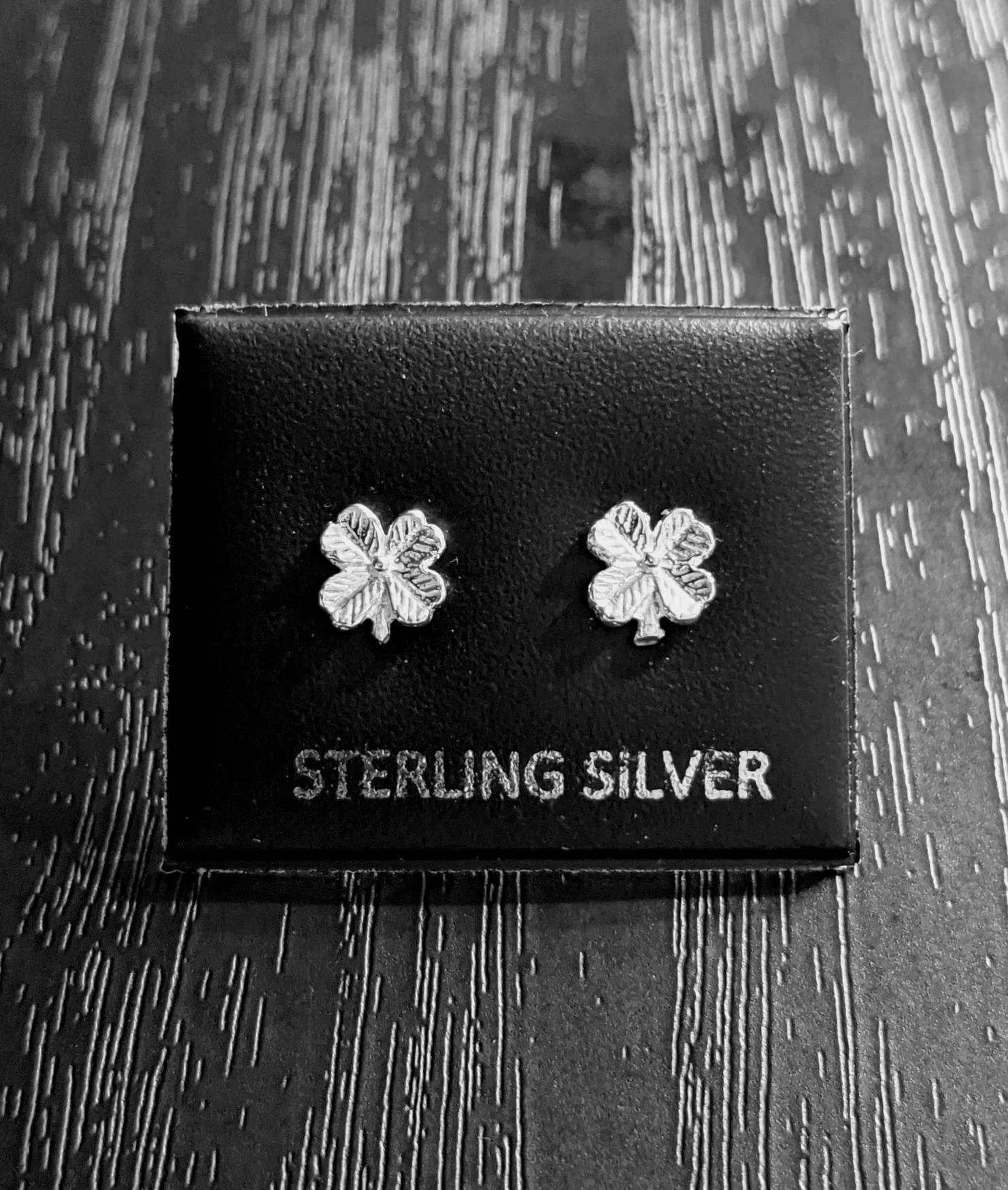 Orecchino a bottone in argento sterling irlandese a forma di quadrifoglio portafortuna - Italia