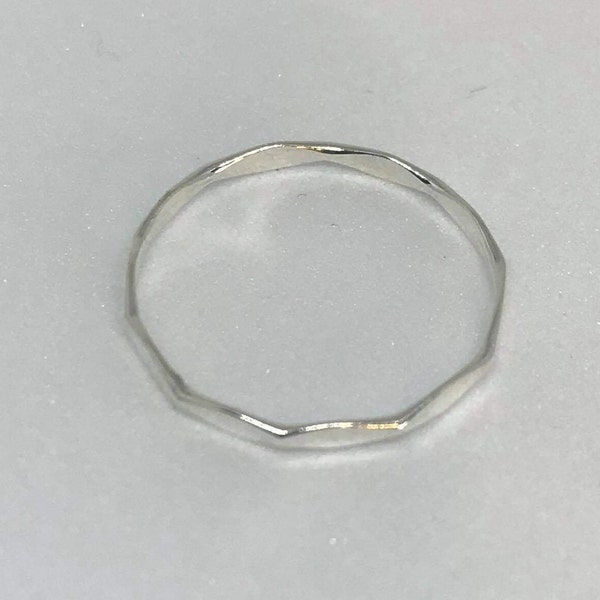 Anillo apilable con diseño facetado en plata de ley