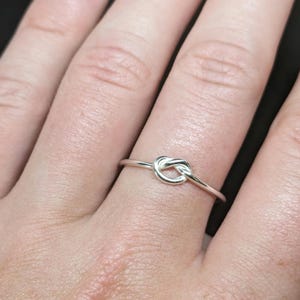 Anillo de corazón de plata de ley maciza. Anillo minimalista con un corazón abierto.