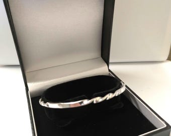 Sterling silver plain and twist hallmarked solid bangle