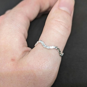 Anel empilhável de prata esterlina com ondas torcidas