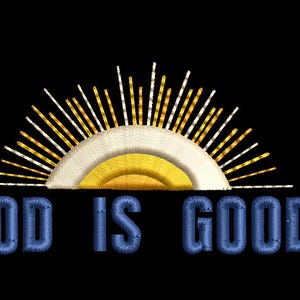 Puede incluir: Diseño bordado sobre fondo negro. El diseño presenta un sol estilizado con rayos blancos, amarillos y dorados. Debajo del sol, las palabras "GOD IS GOOD" están bordadas en azul.