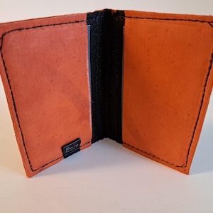 Orangefarbene Geldbörse aus Moose Leder, mit Futter, für den Geldbeutel, Ausweis / Kreditkarte. Schlank. Handgefertigt. Minimal. Einzigartig.