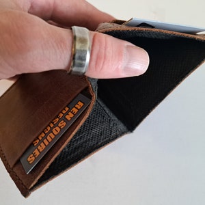 Braune Leder Geldbörse mit 2 Kartenfächern und einem gefütterten Innenraum für Bargeld. Weich. Schlank. Handgefertigt. Minimal. Einzigartig.