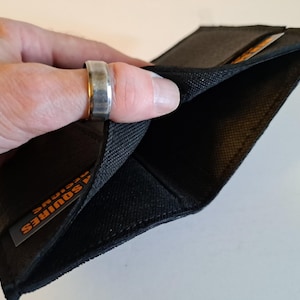 Schwarze Moose Leather Wallet, 2-Kartenfächer mit einem gefütterten Innenraum für Bargeld. Weich. Schlank. Handgefertigt. Minimal. Einzigartig.
