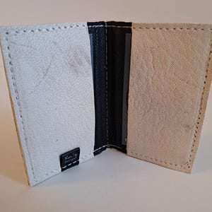 Weiße Elch-Leder, Ausweis- / Kreditkarten-Geldbörse mit Futter, aus weichem Leder. Schlank. Handgefertigt. Minimal. Einzigartig.