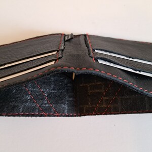 Schwarze Ledergeldbörse mit 4 Kartenfächern und innen gefüttertem Innenraum für Bargeld. Weich. Schlank. Handgefertigt. Minimal. Einzigartig.