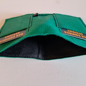 Mintgrüner Moose Geldscheinfach aus Leder mit 2 Kartenfächern, innen gefüttert für Bargeld. Weich. Schlank. Handgefertigt. Minimal. Einzigartig.