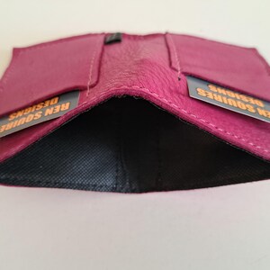 Fuschia Moose Geldscheintasche aus Leder, 2 Kartenfächer mit ausgekleidetem Innenraum für Bargeld. Weich. Schlank. Handgefertigt. Minimal. Einzigartig.