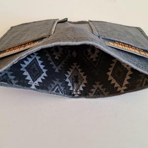 Graue Moose Leather Bill-Fold Wallet, 2-Kartenfächer mit einem gefütterten Innenraum für Bargeld. Weich. Schlank. Handgefertigt. Minimal. Einzigartig.