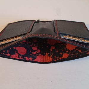 Schwarze Ledergeldbörse mit 2 Kartenfächern und Innenfutter für Bargeld. Weich. Schlank. Handgefertigt. Minimal. Einzigartig.
