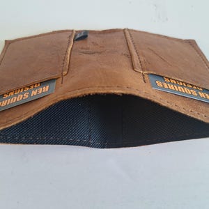 Brauner Moose Geldscheinfach aus Leder mit 2 Kartenfächern, innen gefüttert für Bargeld. Weich. Schlank. Handgefertigt. Minimal. Einzigartig.