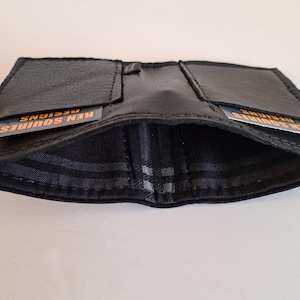 Schwarze Ledergeldbörse mit 2 Kartenfächern und Innenfutter für Bargeld. Weich. Schlank. Handgefertigt. Minimal. Einzigartig.