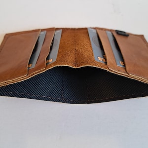 Braune Geldbörse aus Wildleder und Leder, 4-Kartenfächer mit gefüttertem Innenraum für Bargeld. Weich. Schlank. Handgefertigt. Minimal. Einzigartig.