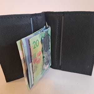 Portemonnaie aus schwarzem Moose Leather, mit Geldklammer & 2 gefütterten Kartenfächern. Weiches Leder. Schlank. Handgefertigt. Minimal. Einzigartig.