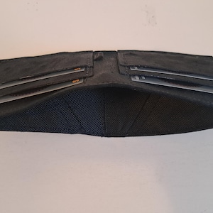 Schwarzes Moose Leather Bill-Fold Wallet, 4-Kartenfächer mit einem gefütterten Innenraum für Bargeld. Weich. Schlank. Handgefertigt. Minimal. Einzigartig.
