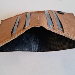 Hellbraune Lederbrieftasche mit 4 Kartenfächern und gefüttertem Innenraum für Bargeld. Weich. Schlank. Handgefertigt. Minimal. Einzigartig.