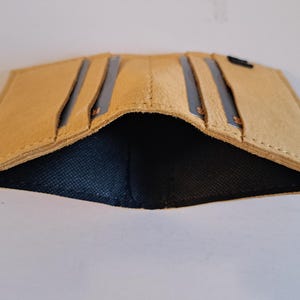 Blonde Moose Leather Wallet, 4-Kartenfächer mit einem gefütterten Innenraum für Bargeld. Weich. Schlank. Handgefertigt. Minimal. Einzigartig.
