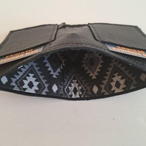 Schwarze Ledergeldbörse mit 2 Kartenfächern und Innenfutter für Bargeld. Weich. Schlank. Handgefertigt. Minimal. Einzigartig.