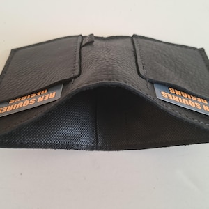 Schwarze Ledergeldbörse mit 2 Kartenfächern und Innenfutter für Bargeld. Weich. Schlank. Handgefertigt. Minimal. Einzigartig.