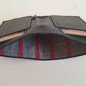 Schwarze Ledergeldbörse mit 2 Kartenfächern und Innenfutter für Bargeld. Weich. Schlank. Handgefertigt. Minimal. Einzigartig.