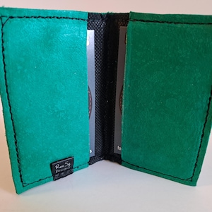 Mint-grüne Elch-Leder, Ausweis- / Kreditkarte-Geldbörse mit Futter, aus weichem Leder. Schlank. Handgefertigt. Minimal. Einzigartig.
