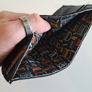 Reduzierter Preis ** Schwarze Ledergeldbörse, 2-Kartenfächer mit ausgekleidetem Innenraum für Bargeld. Weich. Schlank. Handgefertigt. Minimal. Einzigartig.