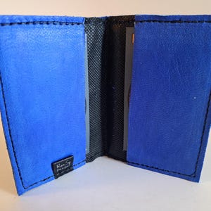 Blaue Elch-Leder, Ausweis- / Kreditkarten-Geldbörse mit Futter, aus weichem Leder. Schlank. Handgefertigt. Minimal. Einzigartig.