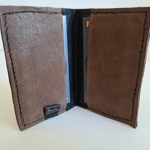 Braune Geldbörse aus Hirschleder mit Innenfutter. Weiches Leder. Schlank. Handgefertigt. Minimal. Einzigartig.
