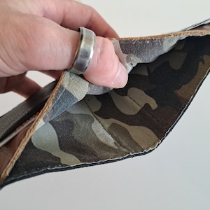 Reduzierter Preis ** Tan & Black Leather Wallet, 2-Kartenfächer mit ausgekleidetem Innenraum für Bargeld. Weich. Schlank. Handgefertigt. Minimal. Einzigartig.