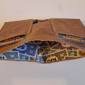 Portefeuille en cuir effet vieilli marron clair, 2 emplacements pour cartes avec intérieur doublé pour de l'argent. Doux. Mince. Fait main. Minimal. Uniques.