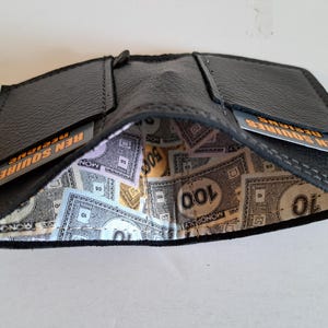 Schwarze Ledergeldbörse mit 2 Kartenfächern und Innenfutter für Bargeld. Weich. Schlank. Handgefertigt. Minimal. Einzigartig.