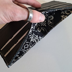 Reduzierter Preis ** Schwarze Lederbrieftasche, 4-Kartenfächer mit gefüttertem Innenraum für Bargeld. Weich. Schlank. Handgefertigt. Minimal. Einzigartig.