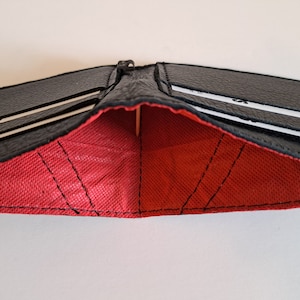 Schwarze Ledergeldbörse mit 4 Kartenfächern und innen gefüttertem Innenraum für Bargeld. Weich. Schlank. Handgefertigt. Minimal. Einzigartig.