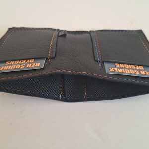 Schwarze Ledergeldbörse mit 2 Kartenfächern und Innenfutter für Bargeld. Weich. Schlank. Handgefertigt. Minimal. Einzigartig.