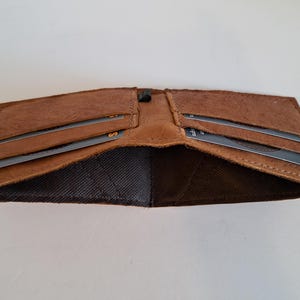 Braune Moose Leather Bill-Fold Wallet, 4-Kartenfächer mit gefüttertem Innenraum für Bargeld. Weich. Schlank. Handgefertigt. Minimal. Einzigartig.