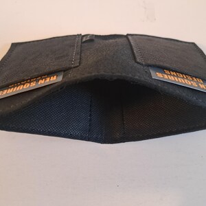 Black Moose Bill-Fold Lederbrieftasche, 2-Kartenfächer mit ausgekleidetem Innenraum für Bargeld. Weich. Schlank. Handgefertigt. Minimal. Einzigartig.