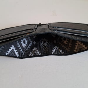 Schwarze Ledergeldbörse mit 4 Kartenfächern und innen gefüttertem Innenraum für Bargeld. Weich. Schlank. Handgefertigt. Minimal. Einzigartig.